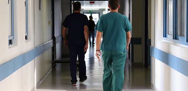 «Παράθυρο» για την επιστροφή ανεμβολίαστων υγειονομικών